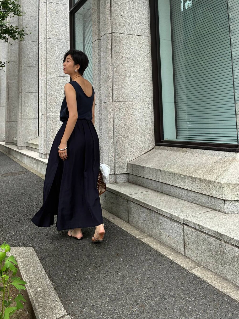 ブルー系のシャツ/ブラウス、ホワイト系のブルゾン、グリーン系のサンダルを着用したレディースの夏コーディネートの5枚目の写真