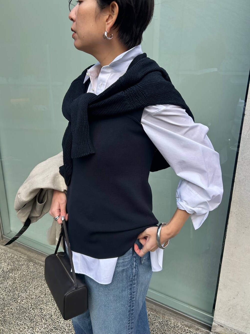 ホワイト系のシャツ/ブラウス、ブルー系のタンクトップ、ブルー系のデニムパンツを着用したレディースの冬コーディネートの7枚目の写真