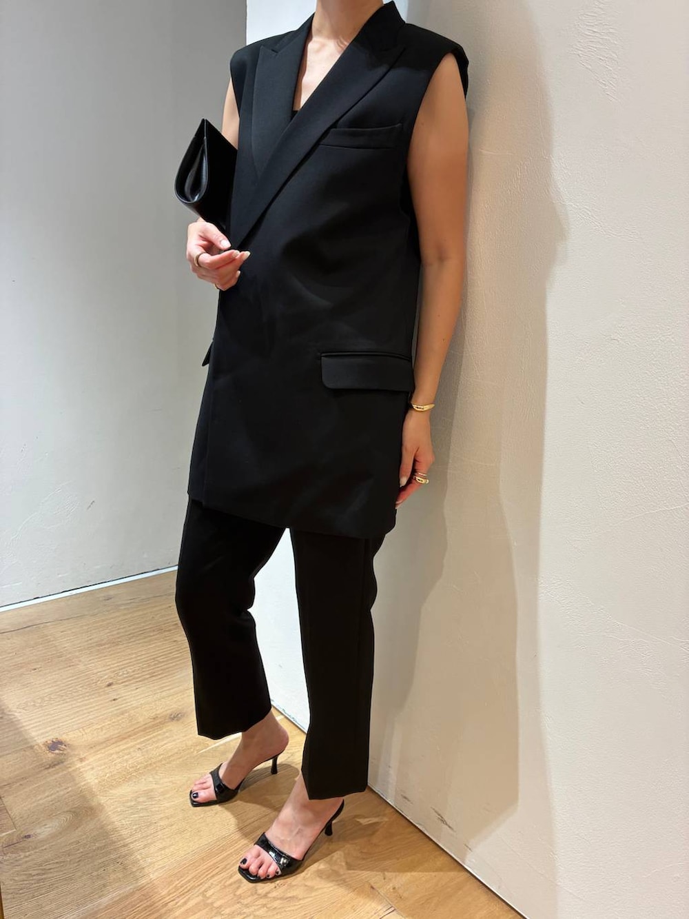 ブラック系のその他アウター、ブラック系のその他パンツ、ブラック系のワンピースを着用したレディースの夏コーディネートの8枚目の写真