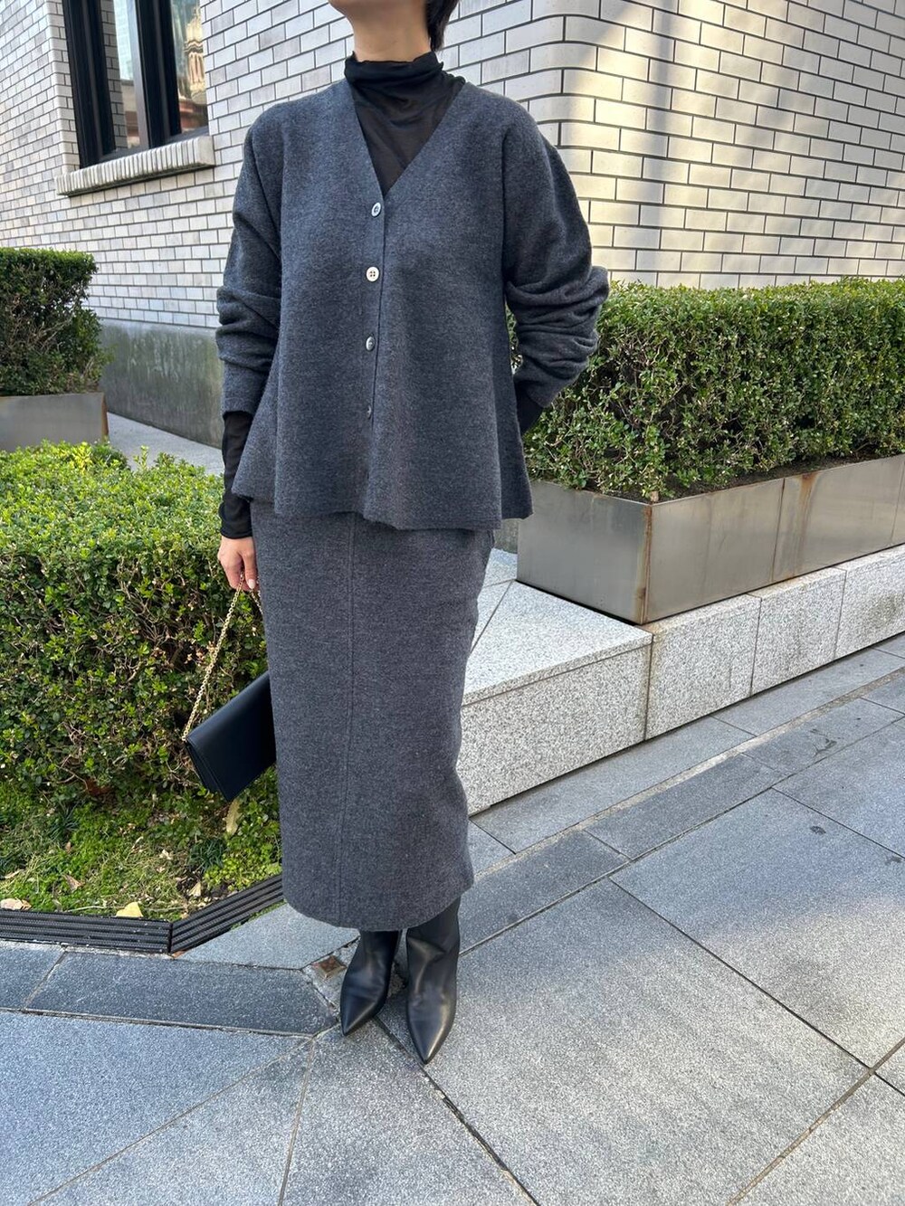 ブラック系のその他トップス、ブラック系のノーカラーコート、グレー系のカーディガン/ボレロを着用したレディースの秋コーディネートの6枚目の写真