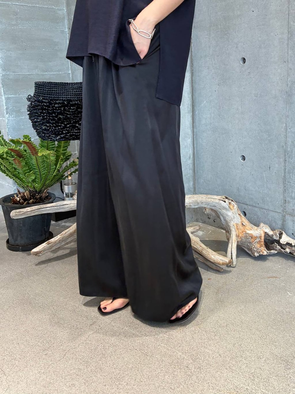 ブルー系のシャツ/ブラウス、ブラック系のその他パンツ、ブラック系のサンダルを着用したレディースの春コーディネートの9枚目の写真