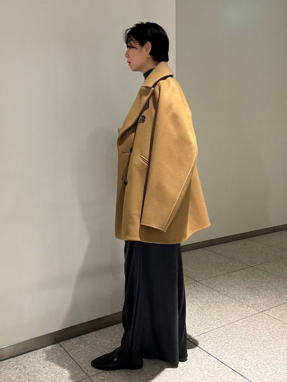 ブルー系のその他パンツ、ホワイト系のシャツ/ブラウス、イエロー系のピーコートを着用したレディースの秋コーディネートの3枚目の写真