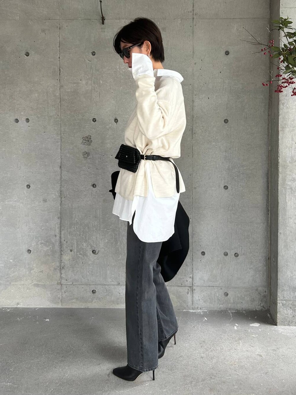 ブラック系のデニムパンツ、ホワイト系のシャツ/ブラウス、ブラック系のボディバッグ/ウエストポーチを着用したレディースの秋コーディネートの2枚目の写真