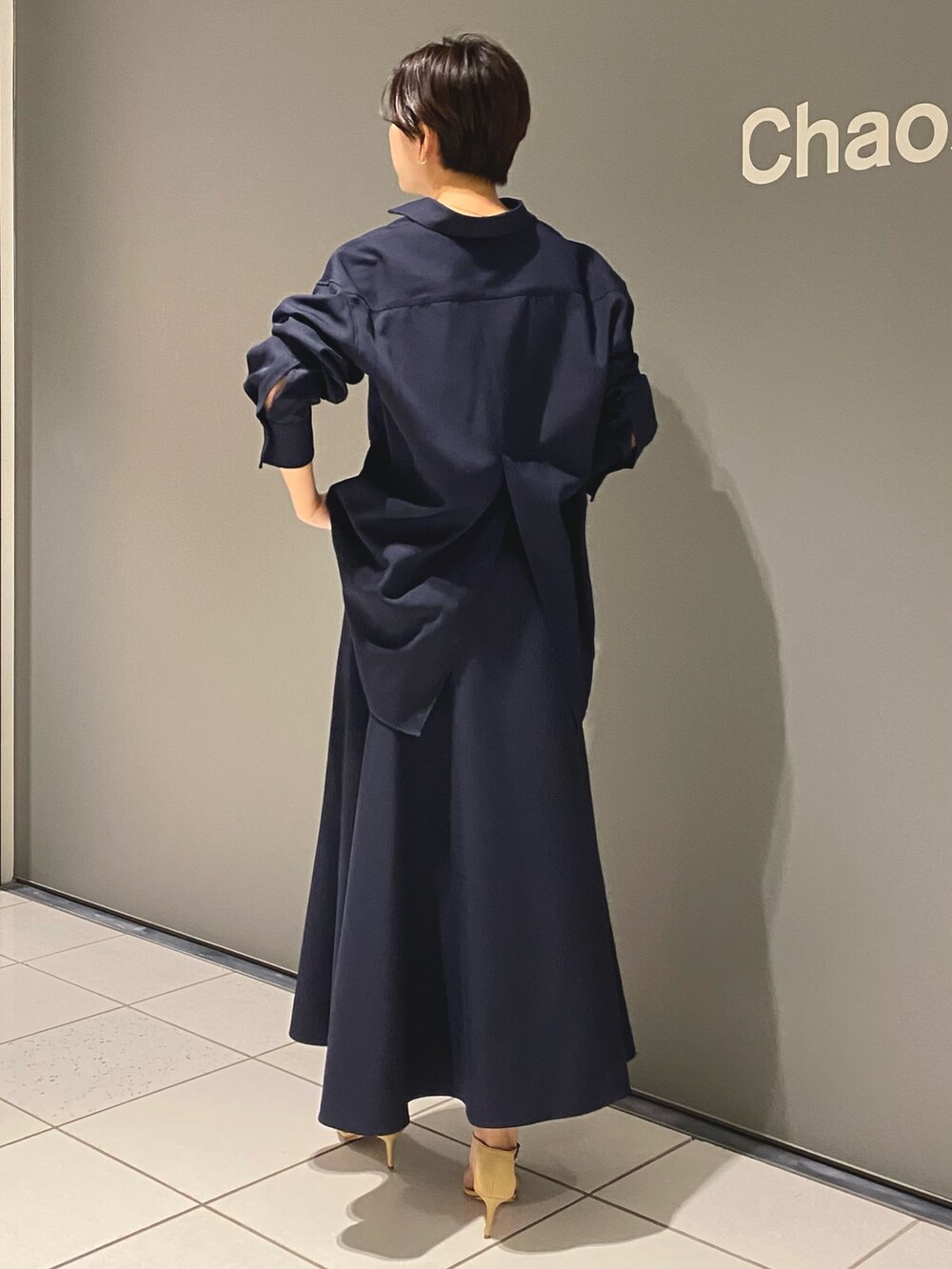 ブルー系のスカート、ブルー系のTシャツ/カットソー、ベージュ系のシューズを着用したレディースの冬コーディネートの4枚目の写真