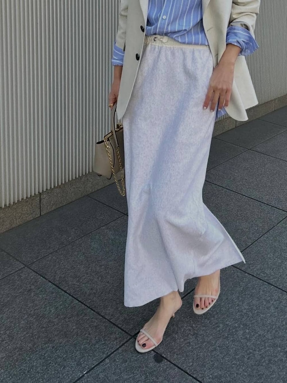 その他のシャツ/ブラウス、グレー系のスカート、ホワイト系のテーラードジャケットを着用したレディースの冬コーディネートの8枚目の写真