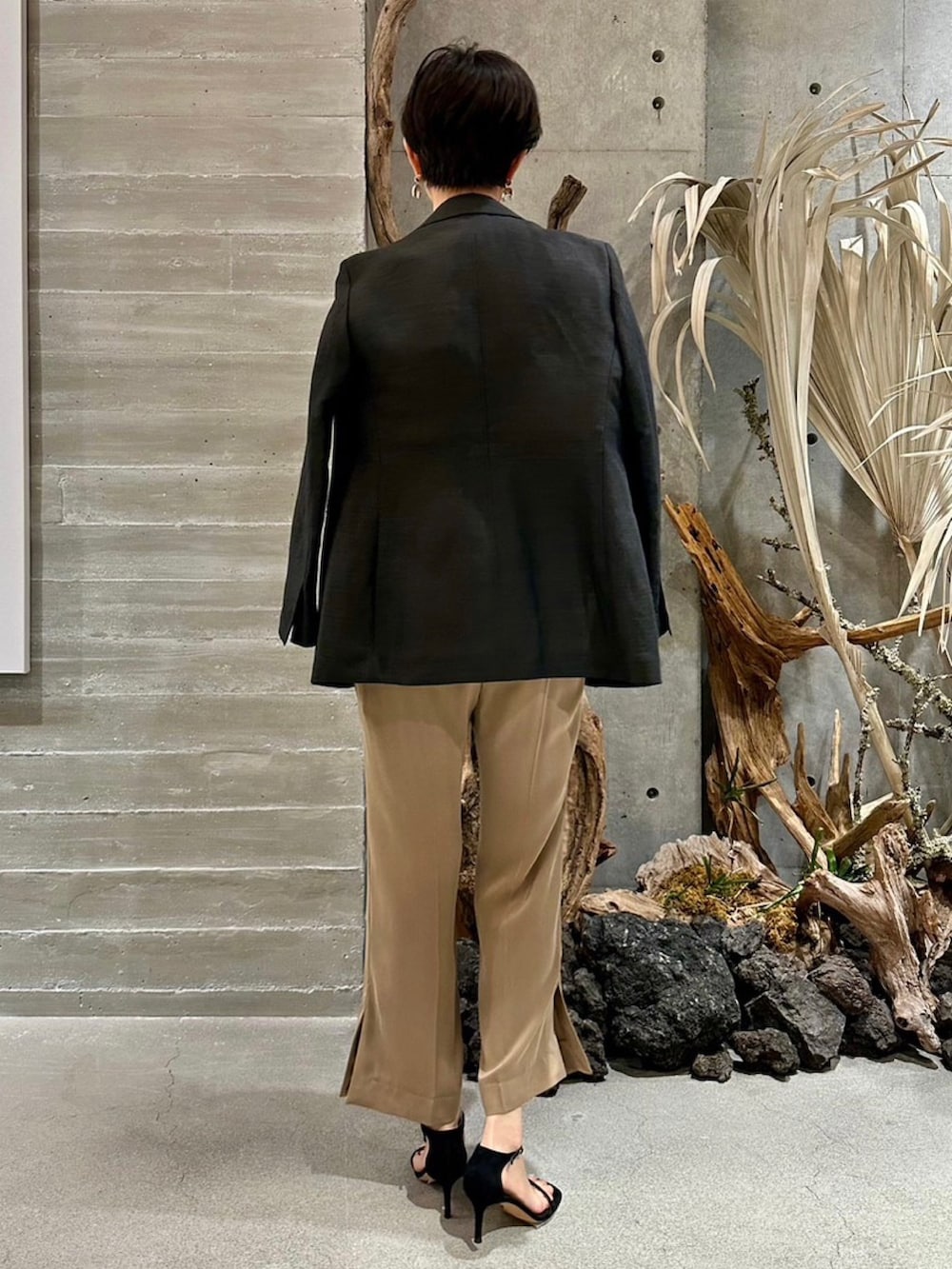 ブラウン系のその他パンツ、ブラック系のサンダル、ブラック系のテーラードジャケットを着用したレディースの春コーディネートの4枚目の写真