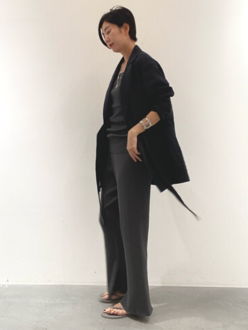 グレー系のタンクトップ、グレー系のその他パンツ、グレー系のサンダルを着用したレディースの夏コーディネートの2枚目の写真