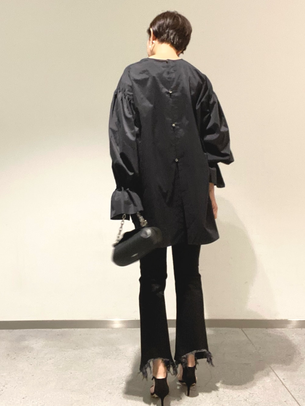 ブラック系のシャツ/ブラウス、ブラック系のデニムパンツ、ブラック系のバッグを着用したレディースの夏コーディネートの3枚目の写真