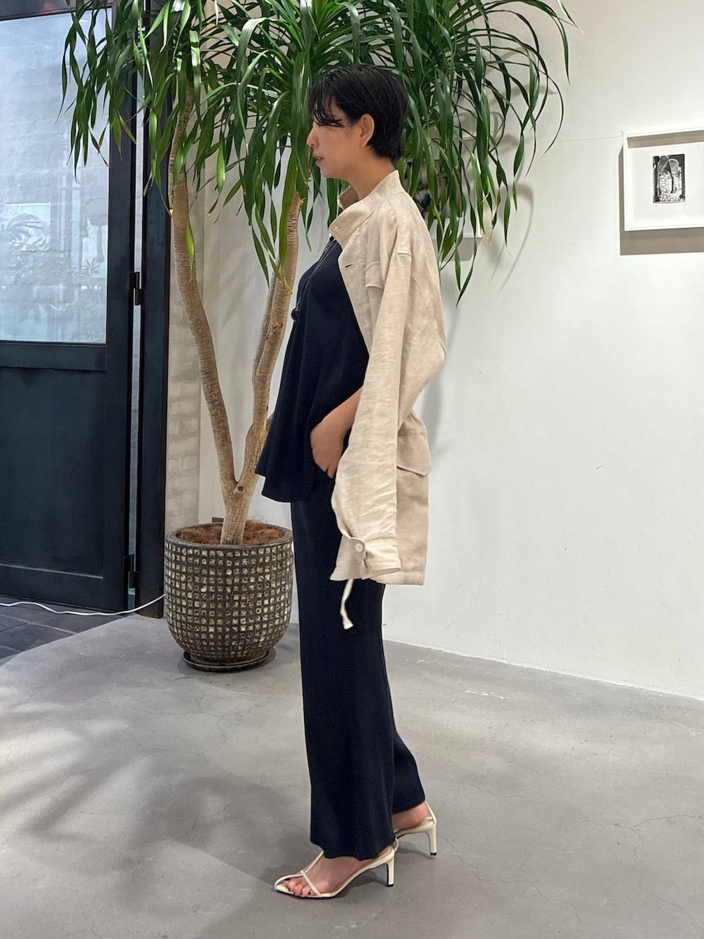 ブルー系のその他パンツ、ブルー系のシャツ/ブラウス、ホワイト系のブルゾンを着用したレディースの春コーディネートの2枚目の写真