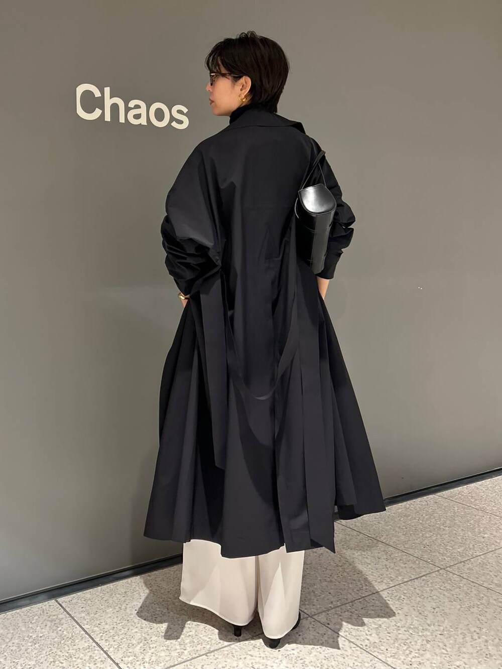 ブルー系のニット/セーター、ブルー系のニット/セーター、ホワイト系のその他パンツを着用したレディースの秋コーディネートの3枚目の写真