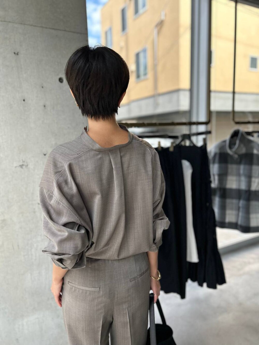 ベージュ系のカーディガン/ボレロ、ブラウン系のシャツ/ブラウス、ブラウン系のスラックスを着用したレディースの秋コーディネートの5枚目の写真