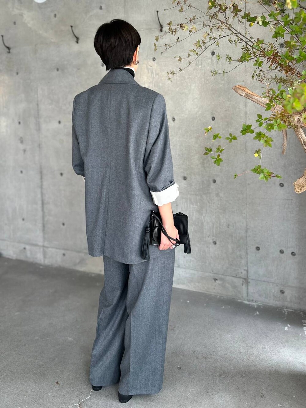 ホワイト系のその他トップス、ブラック系のニット/セーター、グレー系のテーラードジャケットを着用したレディースの秋コーディネートの4枚目の写真