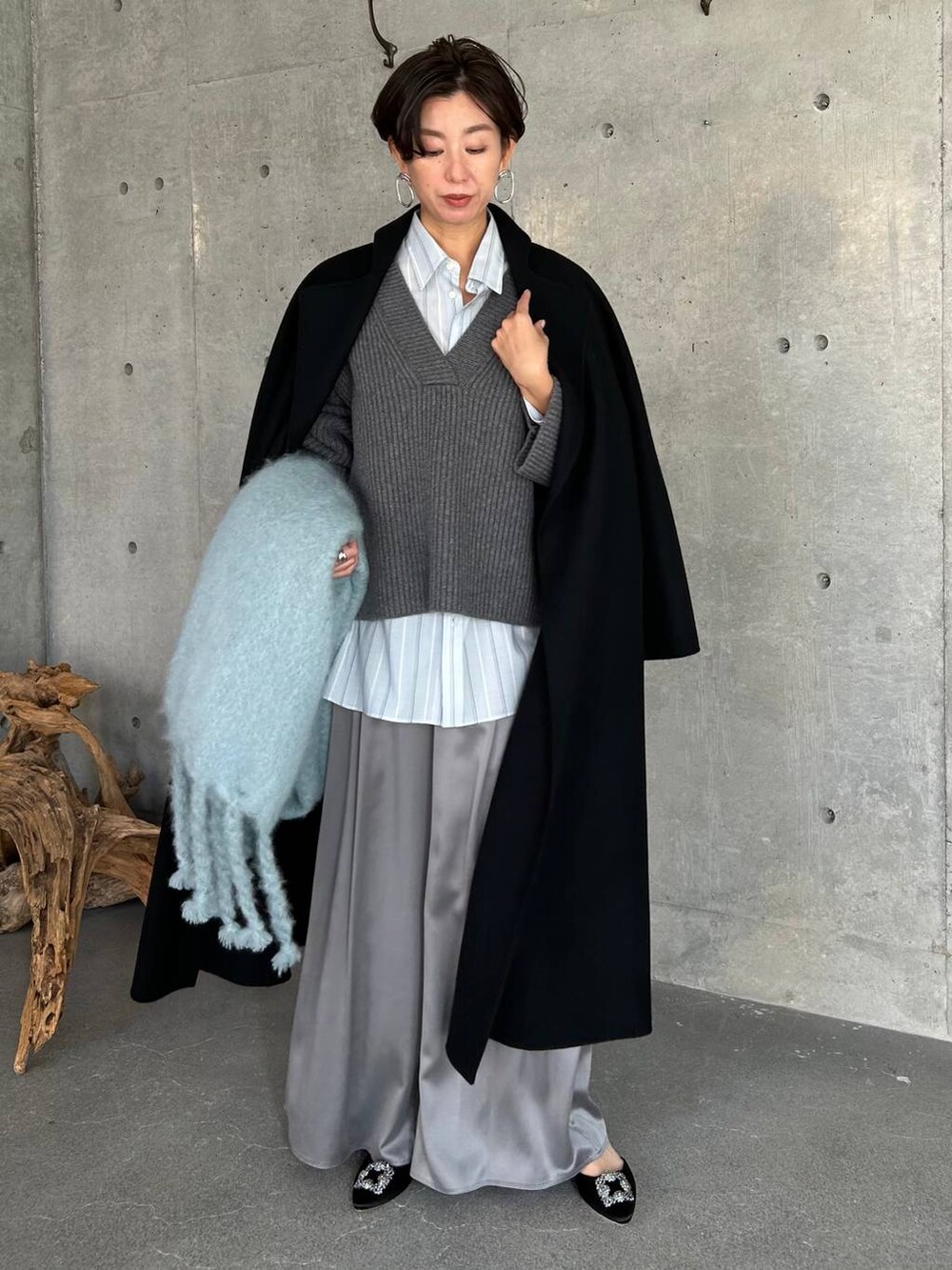 グレー系のその他パンツ、その他のシャツ/ブラウス、ブラック系のノーカラーコートを着用したレディースの秋コーディネートの2枚目の写真