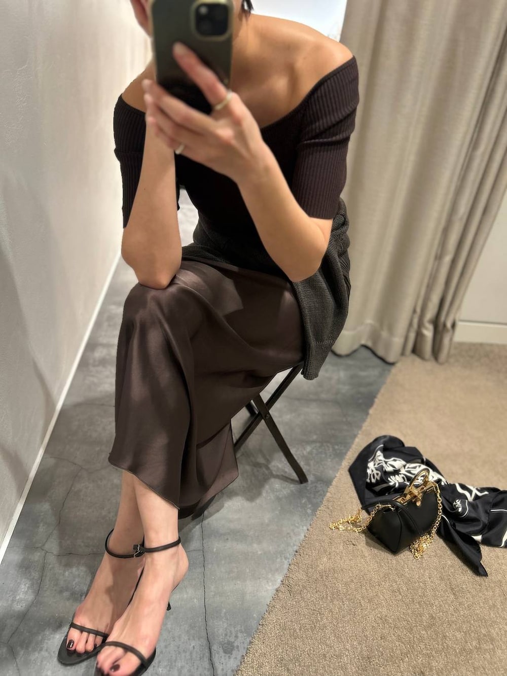 グリーン系のカーディガン/ボレロ、グリーン系のスカート、ブラウン系のTシャツ/カットソーを着用したレディースの春コーディネートの9枚目の写真