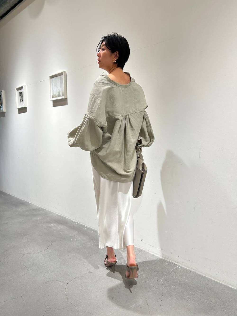 グリーン系のシャツ/ブラウス、ホワイト系のスカートを着用したレディースの春コーディネートの5枚目の写真