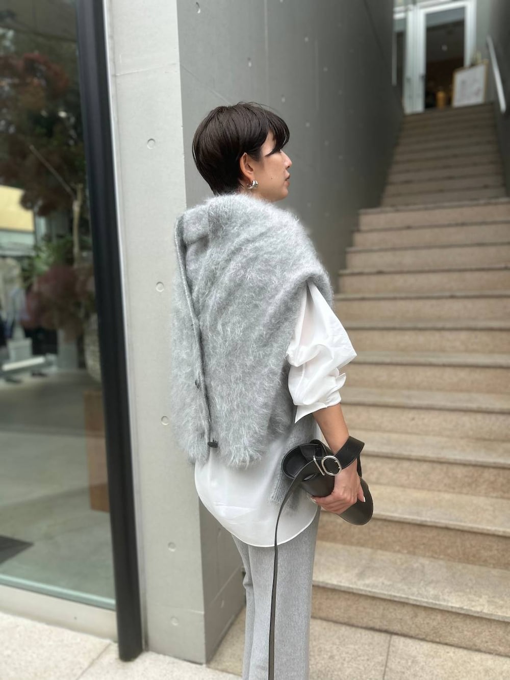 グレー系のスウェットパンツ、ホワイト系のチューブトップ、ホワイト系のTシャツ/カットソーを着用したレディースの夏コーディネートの6枚目の写真