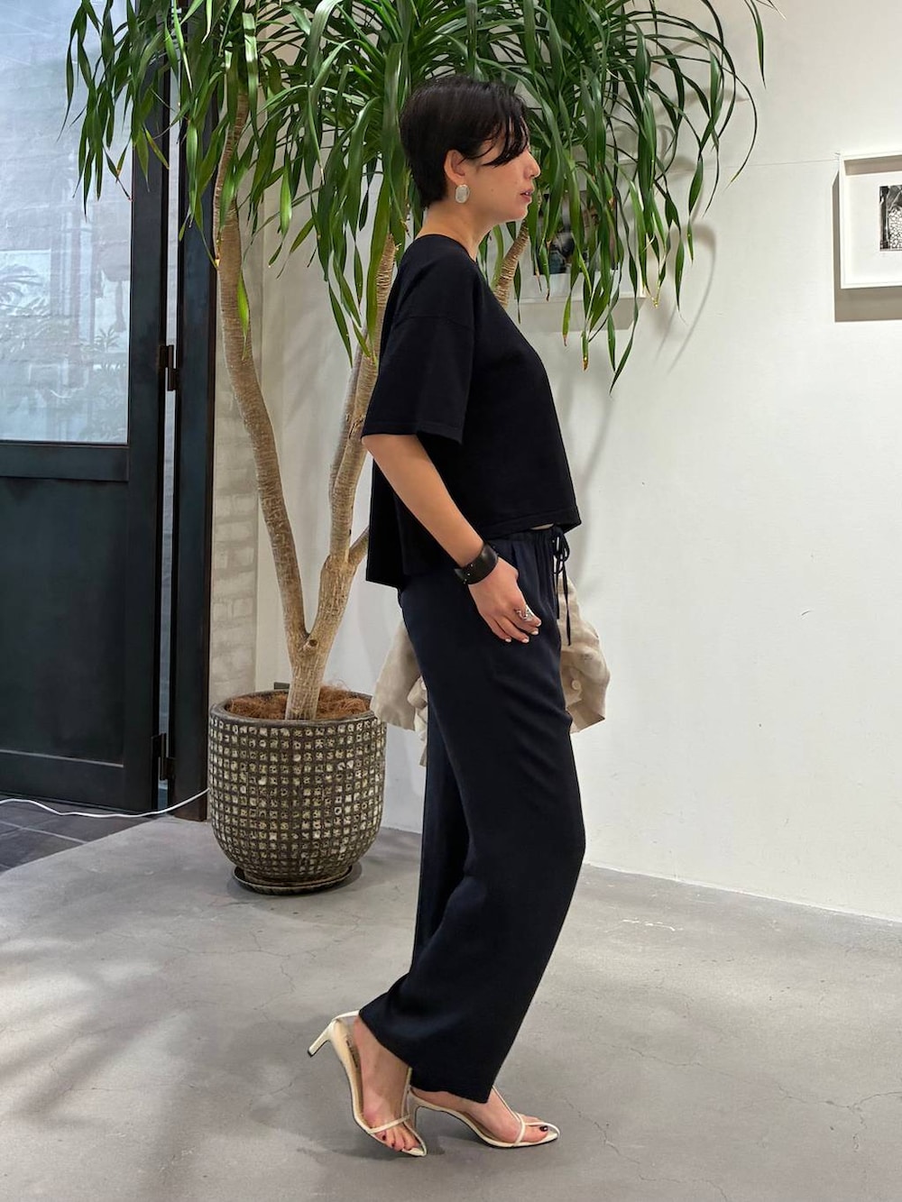 ブルー系のその他パンツ、ホワイト系のブルゾン、ブルー系のニット/セーターを着用したレディースの春コーディネートの2枚目の写真