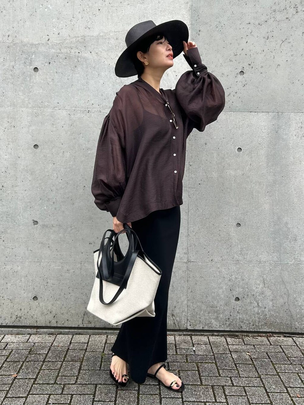 ブラウン系のシャツ/ブラウス、ブラック系のスカートを着用したレディースの春コーディネートの2枚目の写真