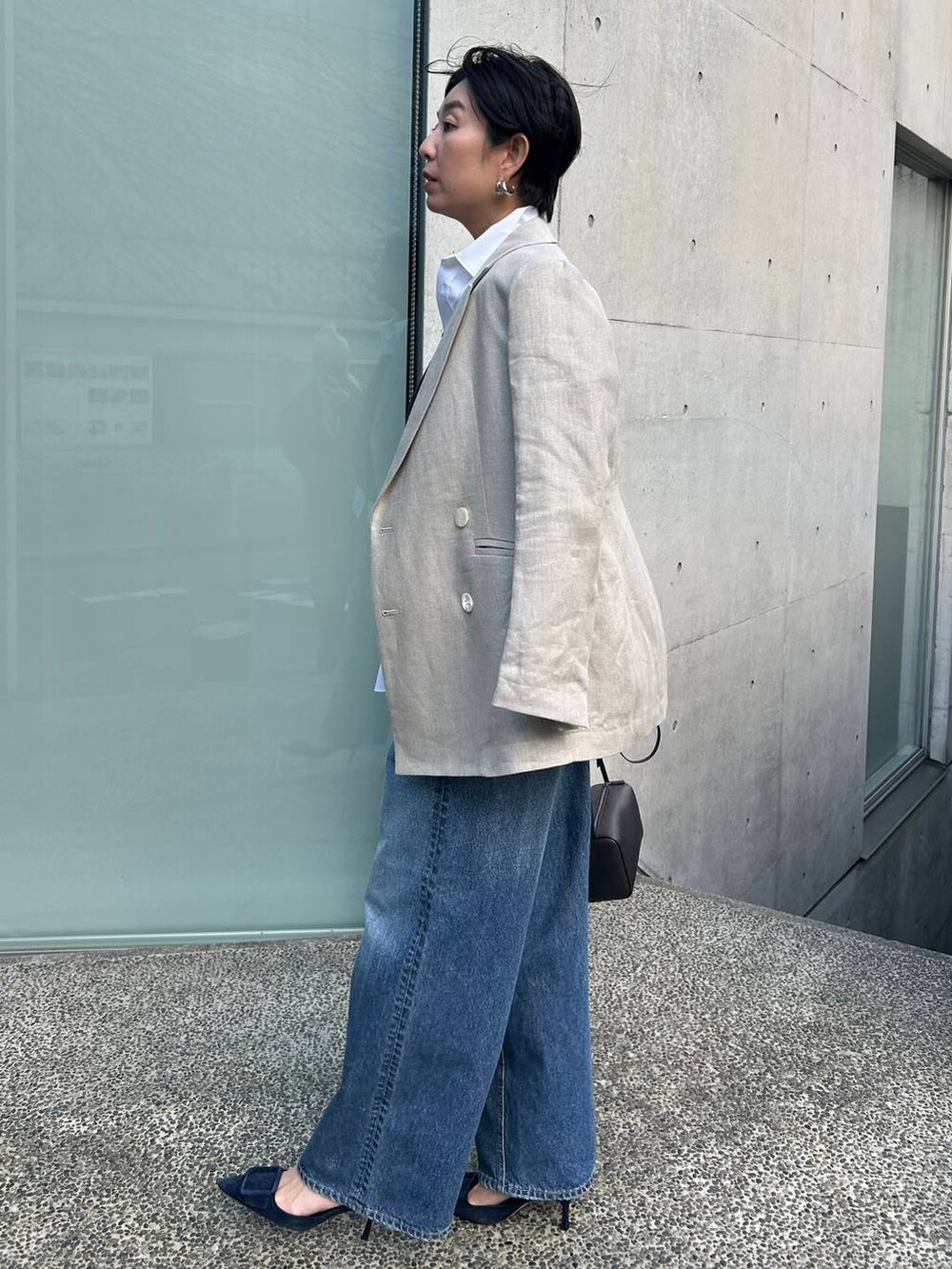 ホワイト系のシャツ/ブラウス、ブルー系のタンクトップ、ブルー系のデニムパンツを着用したレディースの冬コーディネートの3枚目の写真