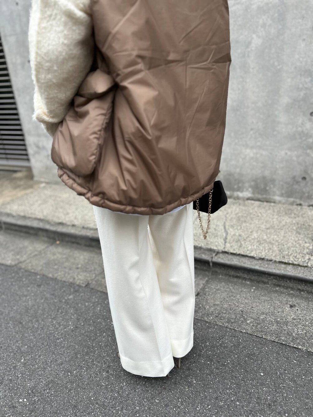 ホワイト系のシャツ/ブラウス、ホワイト系のニット/セーター、ホワイト系のスラックスを着用したレディースの秋コーディネートの7枚目の写真