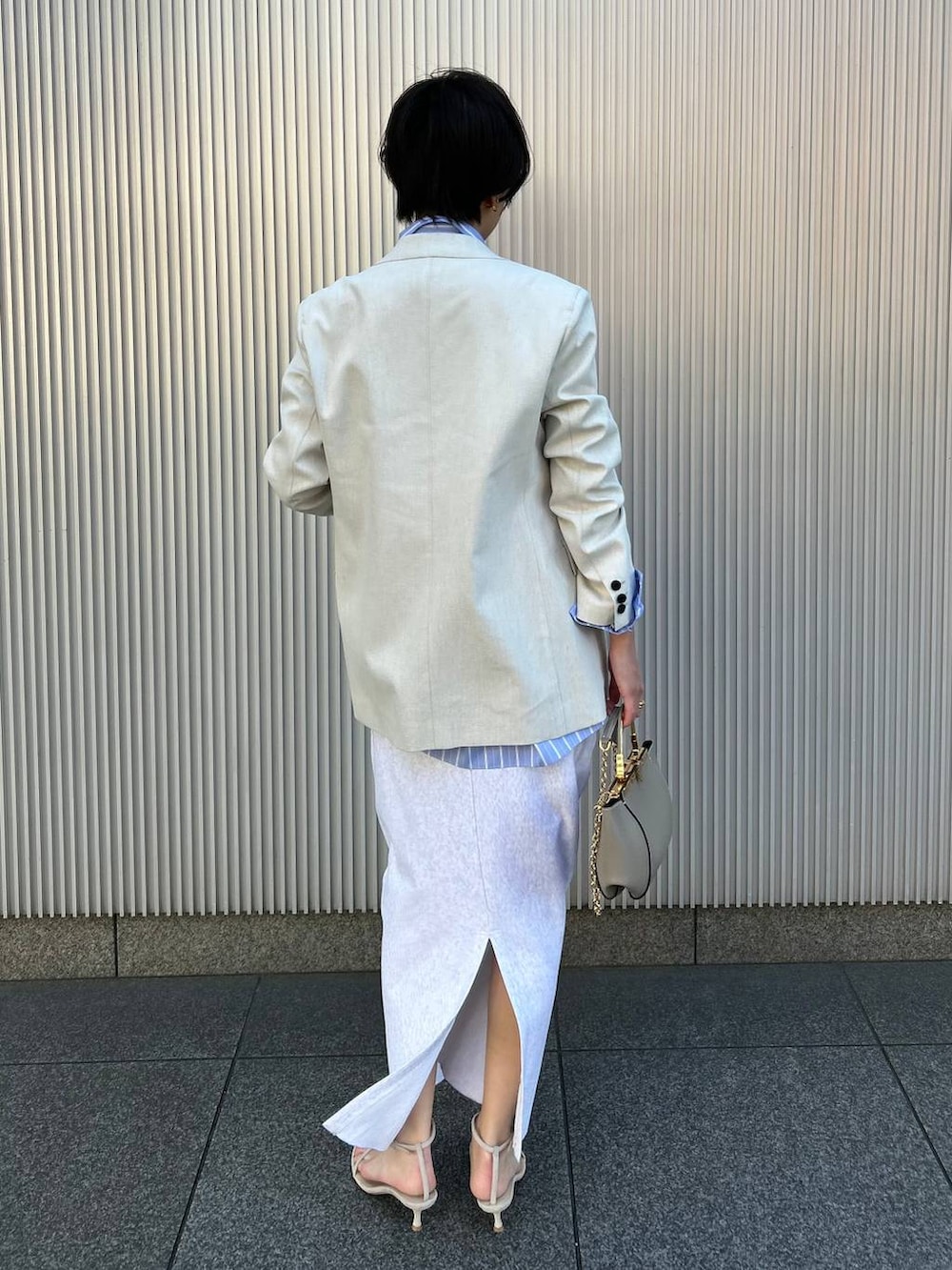 その他のシャツ/ブラウス、グレー系のスカート、ホワイト系のテーラードジャケットを着用したレディースの冬コーディネートの5枚目の写真