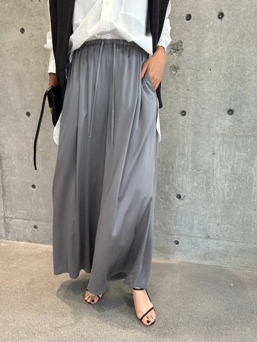 グレー系のその他パンツ、ブラック系のサンダル、グレー系のニット/セーターを着用したレディースの秋コーディネートの5枚目の写真