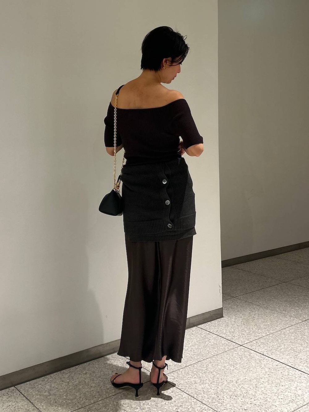 グリーン系のカーディガン/ボレロ、グリーン系のスカート、ブラウン系のTシャツ/カットソーを着用したレディースの春コーディネートの4枚目の写真