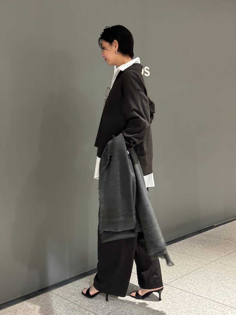 ブラウン系のその他パンツ、ブラウン系のTシャツ/カットソー、ホワイト系のシャツ/ブラウスを着用したレディースの秋コーディネートの3枚目の写真