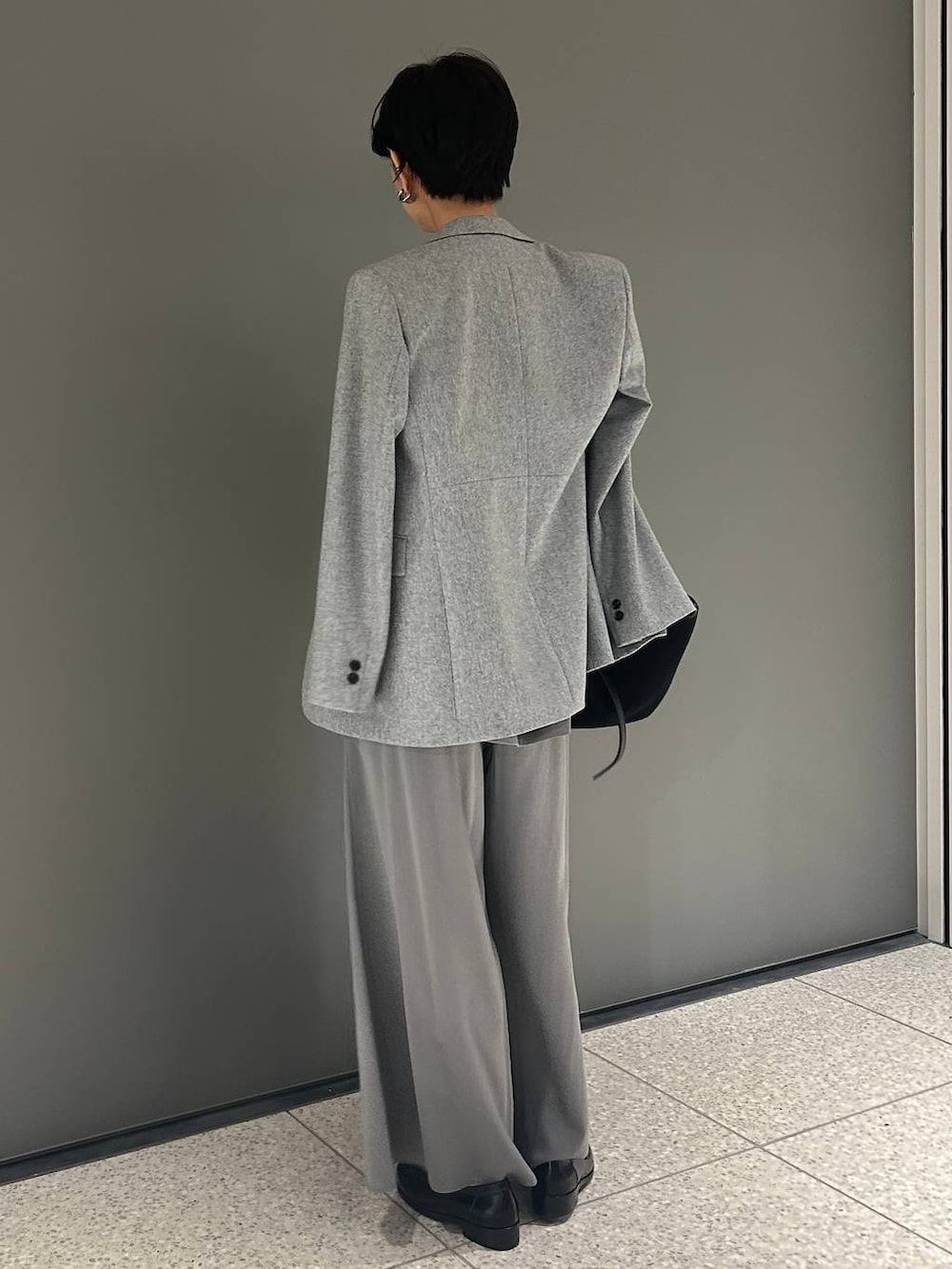 グレー系のその他パンツ、グレー系のテーラードジャケット、グレー系のTシャツ/カットソーを着用したレディースの冬コーディネートの6枚目の写真