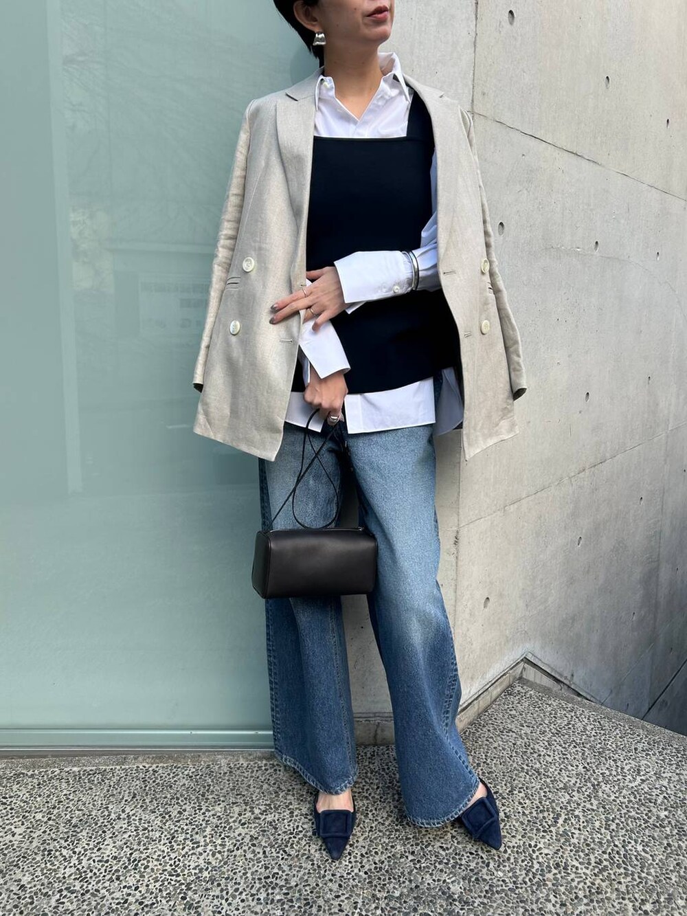 ホワイト系のシャツ/ブラウス、ブルー系のタンクトップ、ブルー系のデニムパンツを着用したレディースの冬コーディネートの2枚目の写真