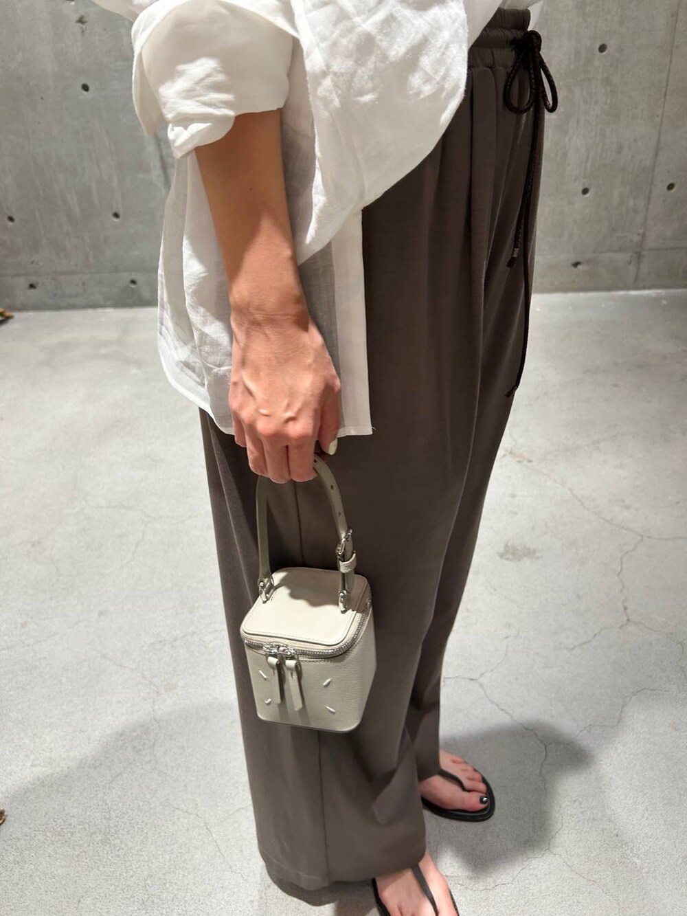 ホワイト系のその他トップス、ブラウン系のその他パンツ、ホワイト系のシャツ/ブラウスを着用したレディースの夏コーディネートの7枚目の写真