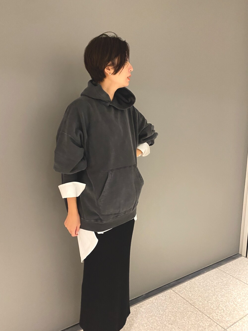 ホワイト系のシャツ/ブラウス、ブラック系のスカート、ブラック系のサンダルを着用したレディースの夏コーディネートの4枚目の写真