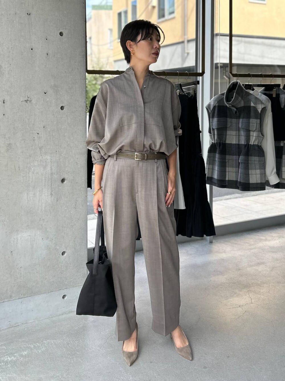 ベージュ系のカーディガン/ボレロ、ブラウン系のシャツ/ブラウス、ブラウン系のスラックスを着用したレディースの秋コーディネートの2枚目の写真