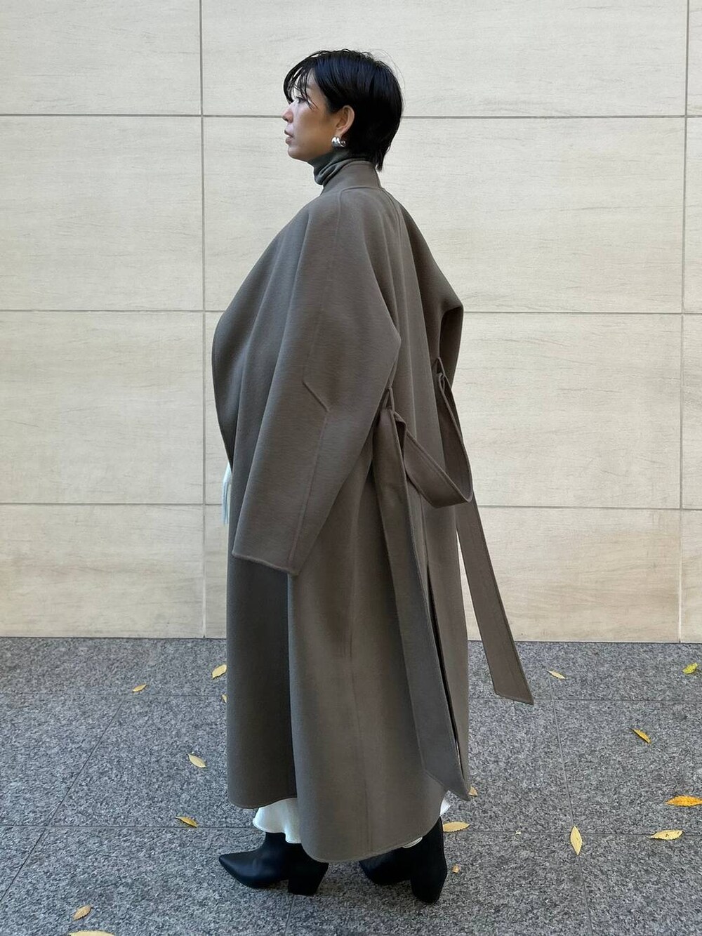 グレー系のカーディガン/ボレロ、グレー系のニット/セーター、ブラウン系のノーカラーコートを着用したレディースの秋コーディネートの8枚目の写真