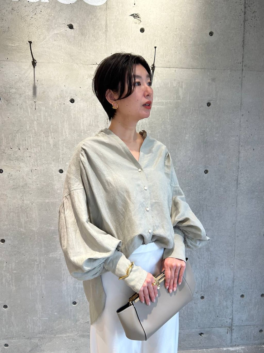 グリーン系のシャツ/ブラウス、ホワイト系のスカートを着用したレディースの春コーディネートの7枚目の写真