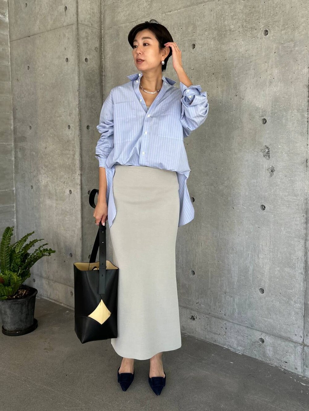 ブルー系のシャツ/ブラウス、グレー系のタンクトップ、グレー系のスカートを着用したレディースの夏コーディネートの8枚目の写真