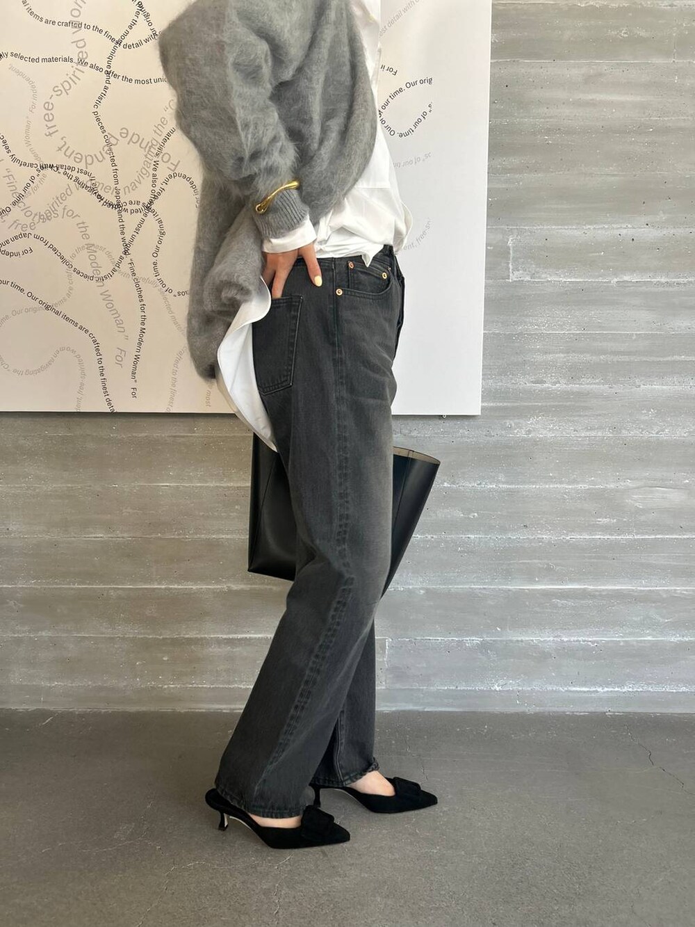 ブラック系のデニムパンツ、ホワイト系のシャツ/ブラウス、グレー系のカーディガン/ボレロを着用したレディースの夏コーディネートの7枚目の写真