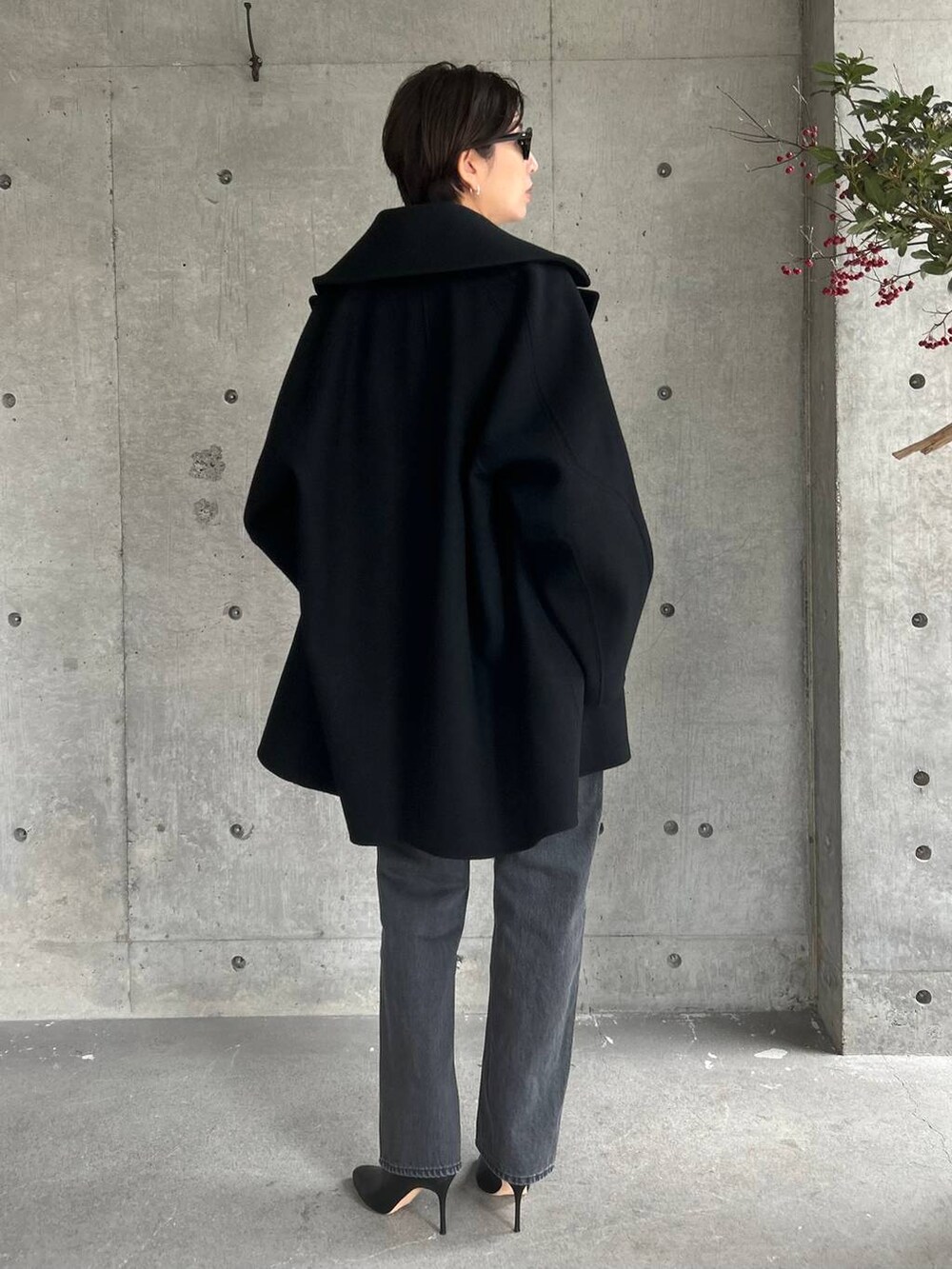 ブラック系のデニムパンツ、ホワイト系のシャツ/ブラウス、ブラック系のボディバッグ/ウエストポーチを着用したレディースの秋コーディネートの8枚目の写真