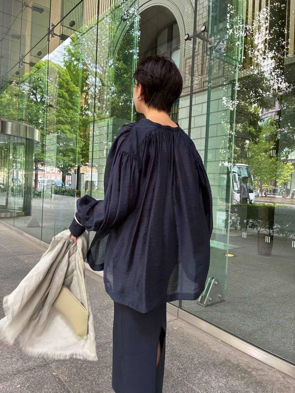 ブルー系のタンクトップ、ブルー系のシャツ/ブラウス、ブルー系のスカートを着用したレディースの春コーディネートの6枚目の写真