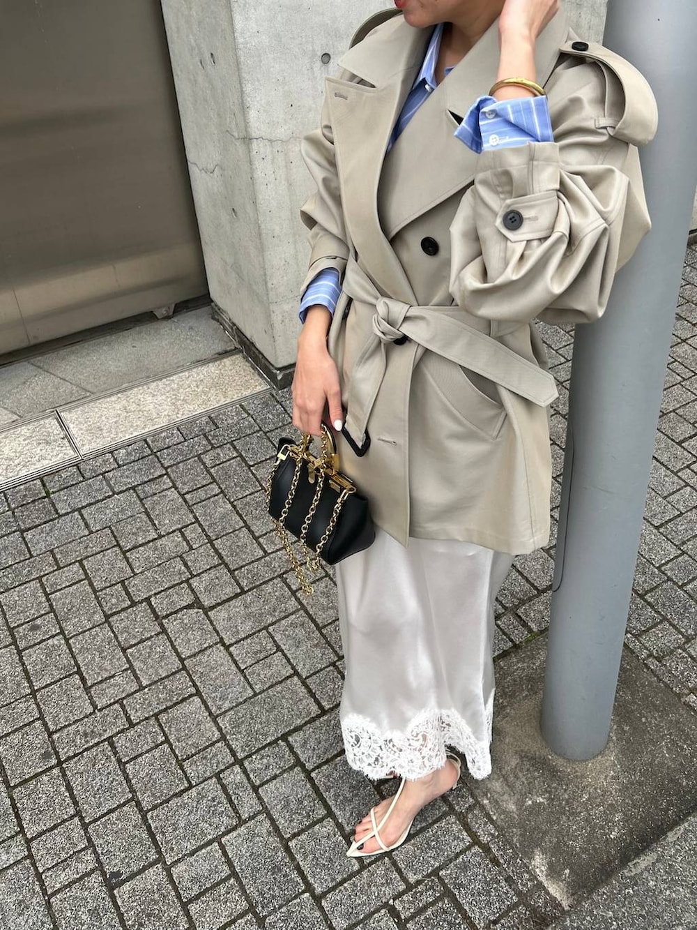 その他のシャツ/ブラウス、ベージュ系のトレンチコートを着用したレディースの冬コーディネートの9枚目の写真