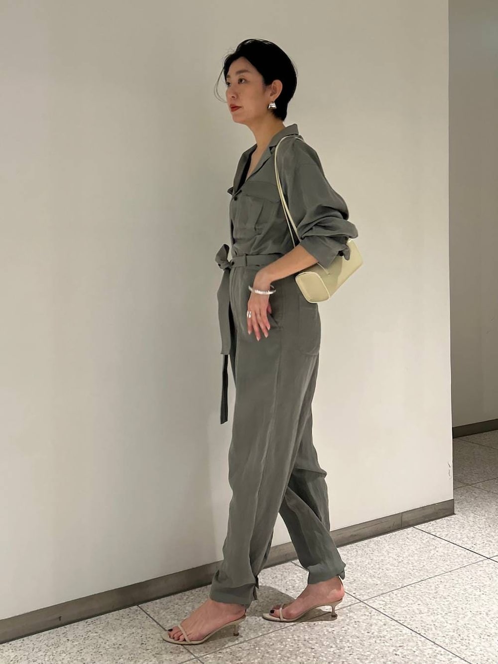 グリーン系のつなぎ/オールインワンを着用したレディースの春コーディネートの3枚目の写真