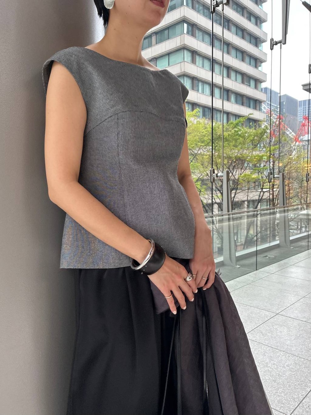 ブラック系のその他パンツ、ホワイト系のその他トップス、ブラウン系のストール/ショールを着用したレディースの春コーディネートの6枚目の写真