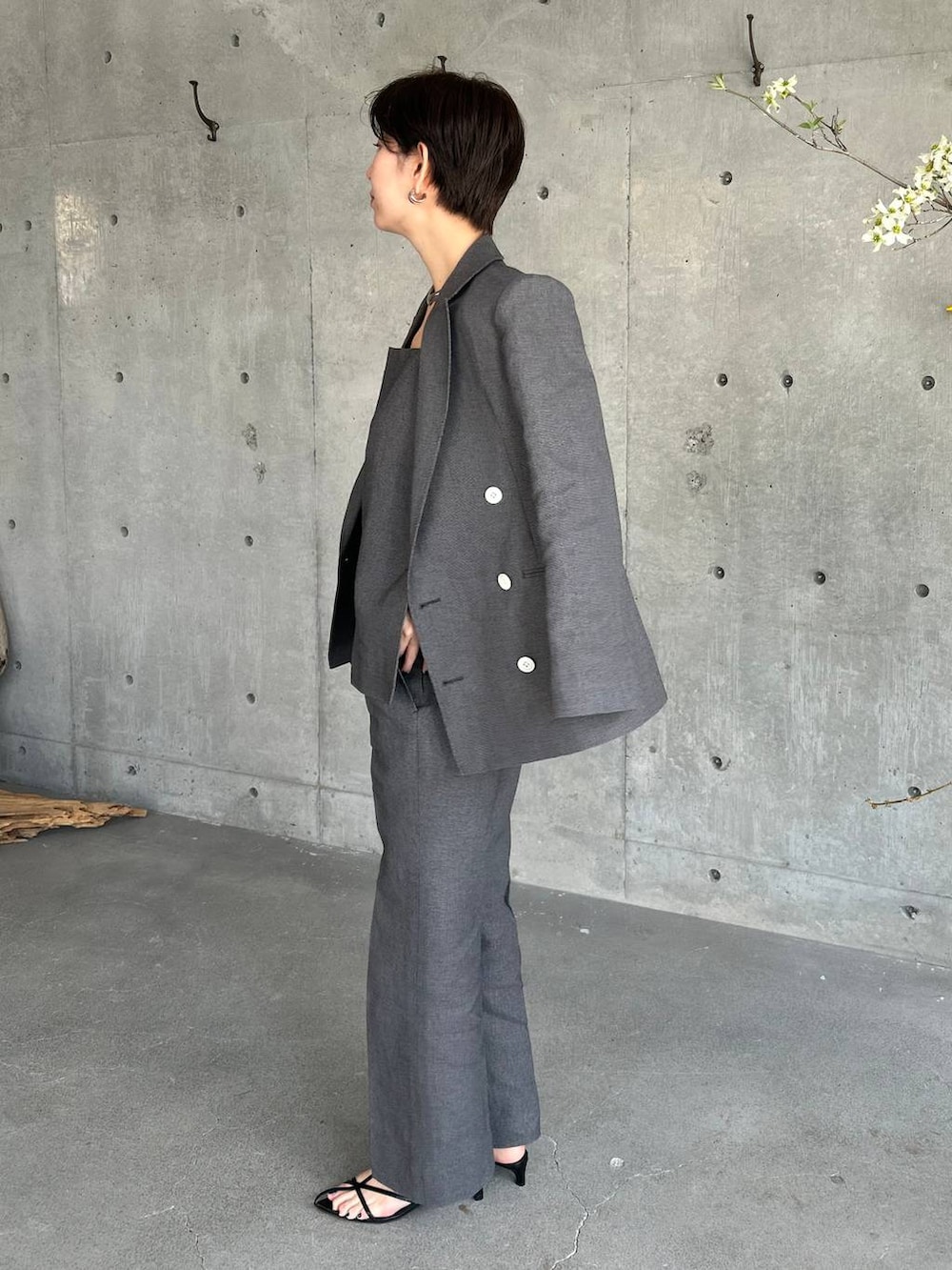 ブラック系のテーラードジャケット、ブラック系のその他パンツ、ブラック系のベストを着用したレディースの春コーディネートの4枚目の写真