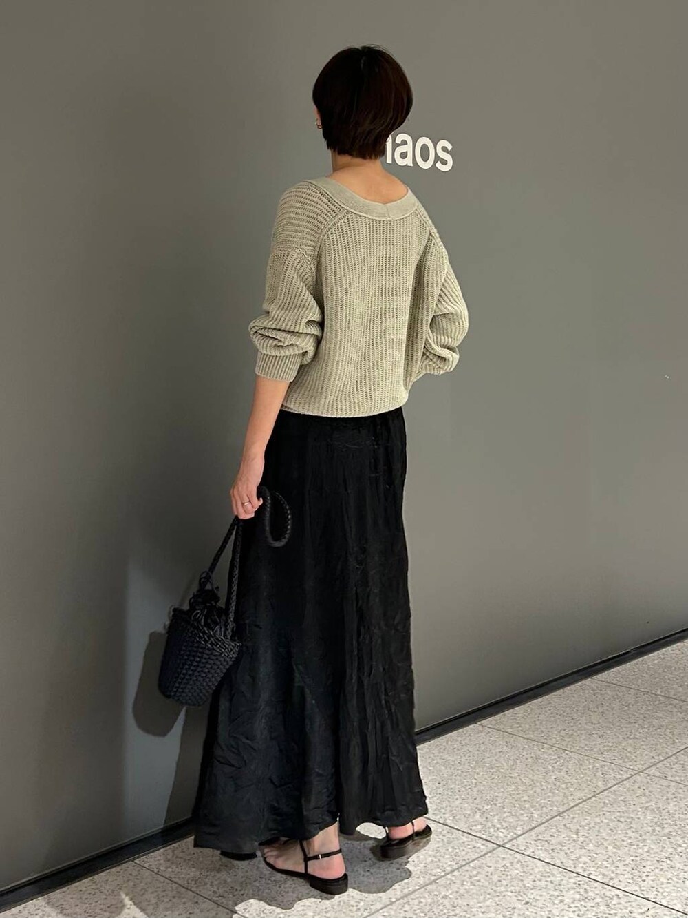 ブラック系のその他トップス、グレー系のカーディガン/ボレロ、ブラック系のTシャツ/カットソーを着用したレディースの夏コーディネートの4枚目の写真