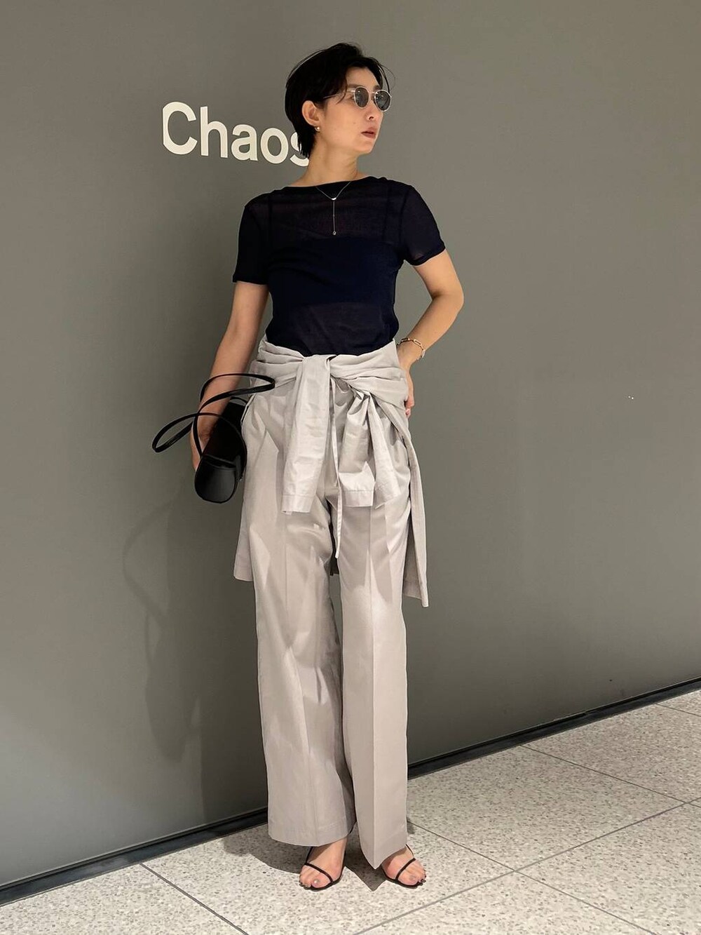 ブラック系のキャミソール、ブルー系のTシャツ/カットソー、ブラック系のタンクトップを着用したレディースの夏コーディネートの7枚目の写真