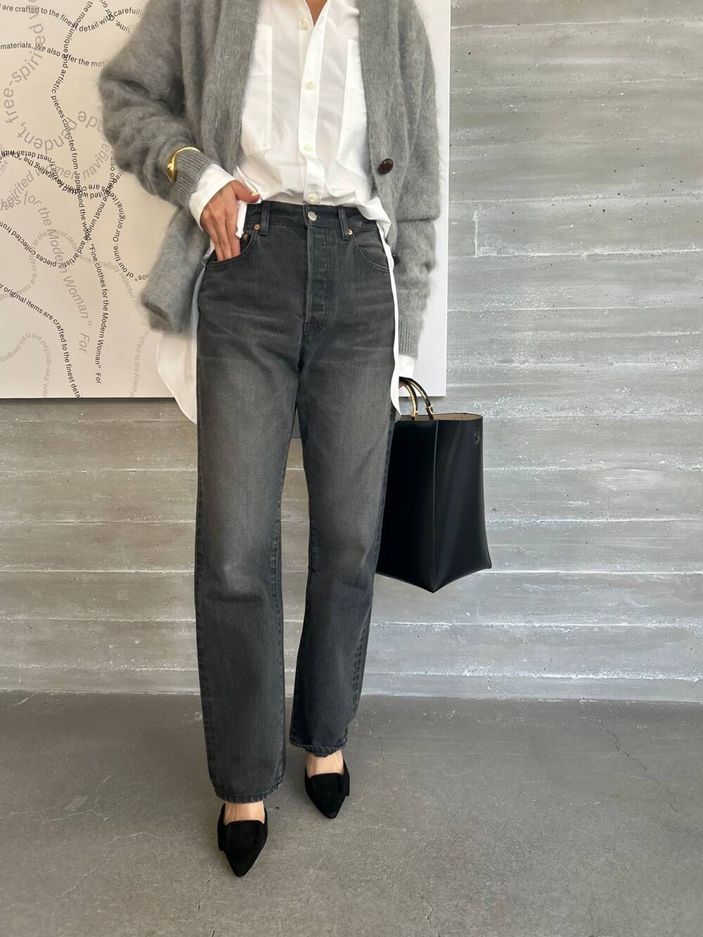 ブラック系のデニムパンツ、ホワイト系のシャツ/ブラウス、グレー系のカーディガン/ボレロを着用したレディースの夏コーディネートの6枚目の写真