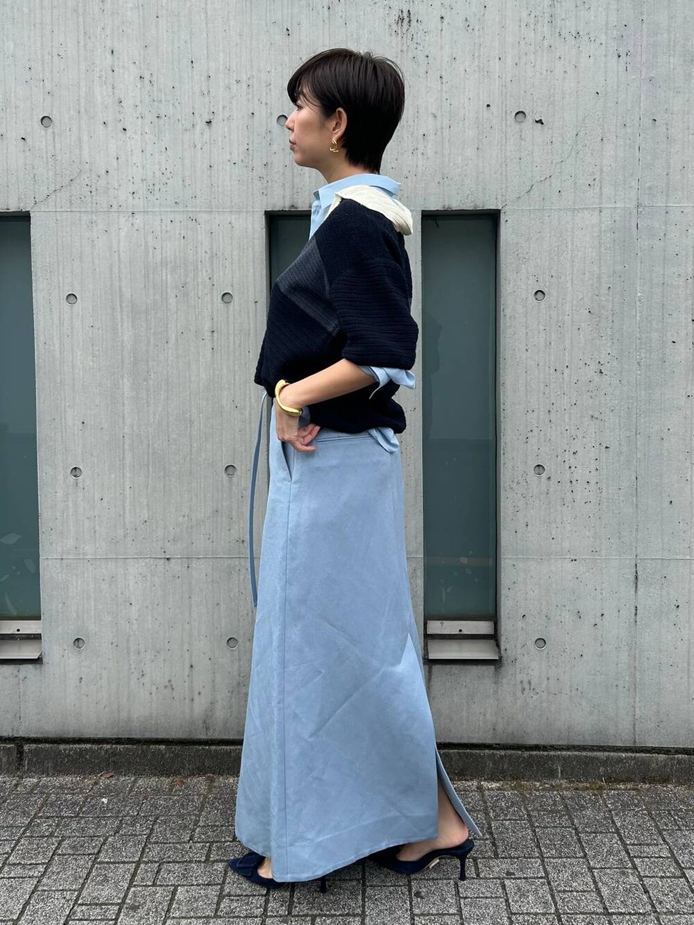 ブルー系のニット/セーター、ブルー系のシャツ/ブラウス、ブルー系のスカートを着用したレディースの春コーディネートの3枚目の写真