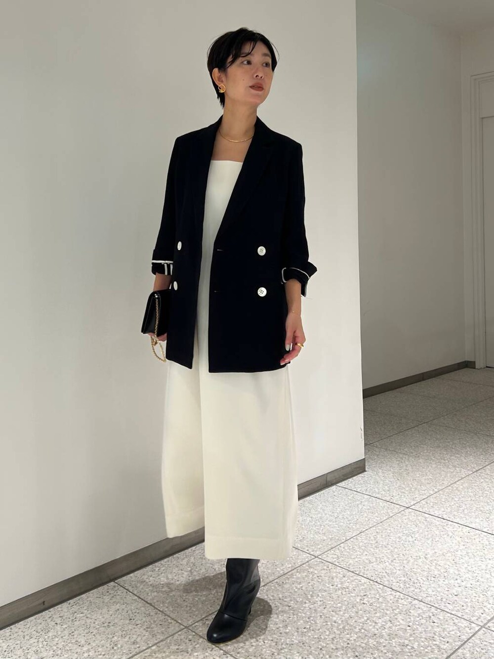 ブラック系のテーラードジャケットを着用したレディースの秋コーディネートの6枚目の写真
