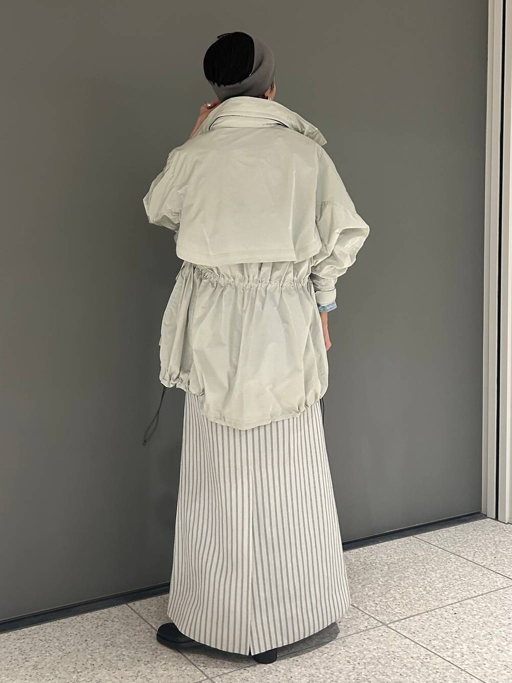 ブルー系のシャツ/ブラウス、ブルー系のニット/セーター、グレー系のブルゾンを着用したレディースの冬コーディネートの4枚目の写真