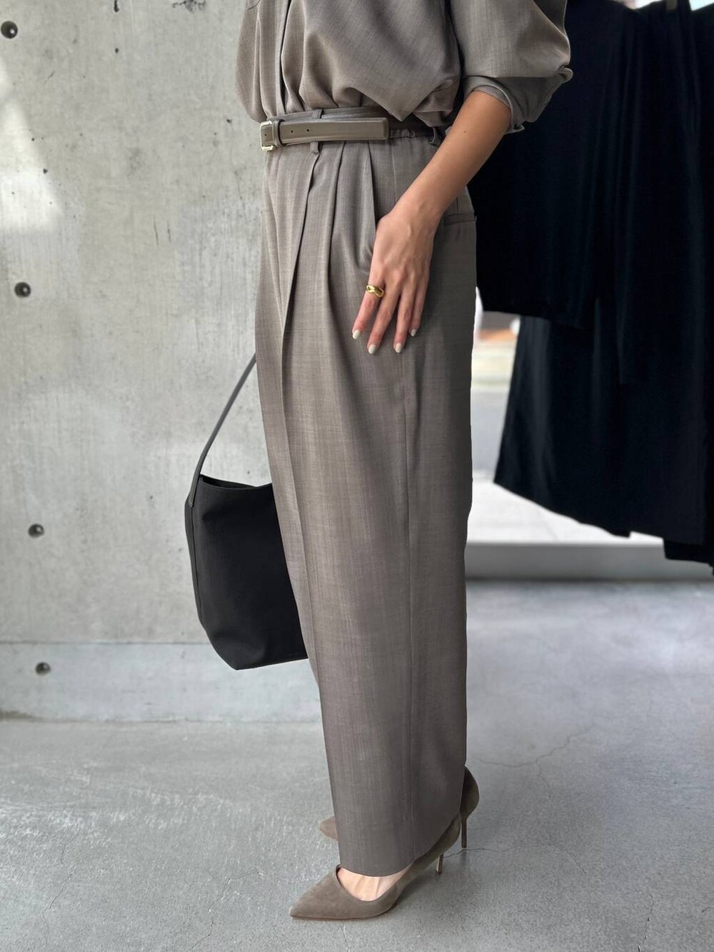 ベージュ系のカーディガン/ボレロ、ブラウン系のシャツ/ブラウス、ブラウン系のスラックスを着用したレディースの秋コーディネートの7枚目の写真